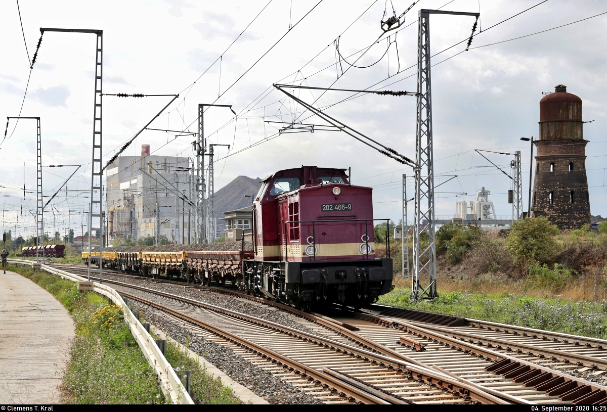 202 466-9 (V 203 01 | 112 466-8 | 110 466-0 | DR V 100.1) verlässt mit sechs Flachwagen der Gattung  Rens  die Abstellgruppe des Bahnhofs Teutschenthal Richtung Halle Rosengarten. Der Zug hat Gleisschotter des hier ansässigen Schotterwerks Röblingen geladen und versorgt möglicherweise eine Gleisbaustelle auf der Thüringer Bahn. Solche Transporte waren in letzter Zeit häufiger zu beobachten.
Viele Grüße zurück an den Tf!
Aufgenommen im Gegenlicht.

🧰 SKL Umschlagservice GmbH und Co. KG
🚩 Bahnstrecke Halle–Hann. Münden (KBS 590)
🕓 4.9.2020 | 16:25 Uhr