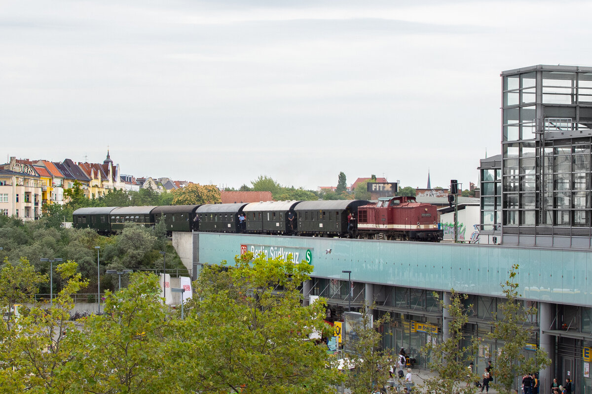 202 483 mit einem Sonderzug der Eisenbahnfreunde Berlin e.V. , am Berliner Südkreuz. im Hintergrund einer der vielen Altbauten der Stadt 22.08.2021