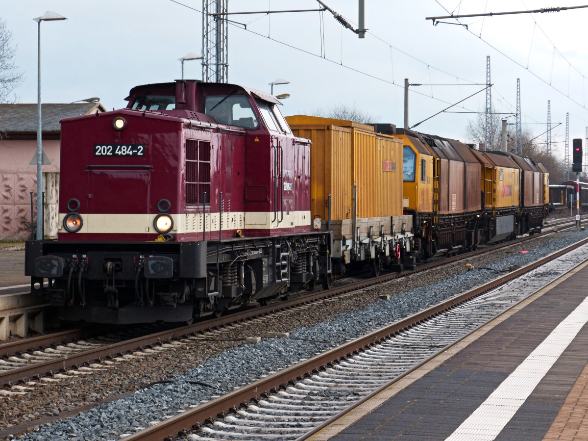 202 484-2 (92 80 1203 229-D-LEG) mit Planiermaschinen von Schweerbau durchfährt am 30.01.2015 den Bahnhof Nordhausen.