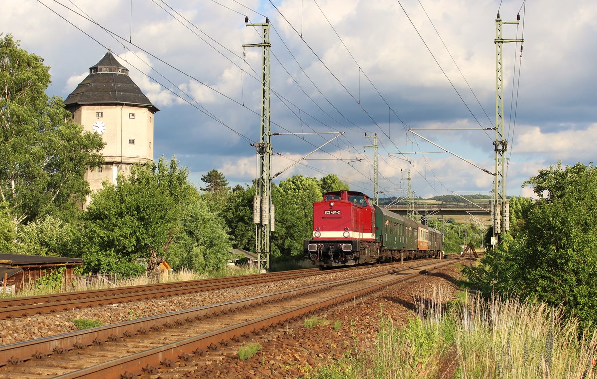 202 484-2 (CLR) fuhr am 17.06.17 den Piko-Sonderzug von Staßfurt nach Pressig Rothenkirchen. Wegen Bauarbeiten mussten die Reisenden mit Bussen nach Sonneberg ins Piko Werk gebracht werden. Hier ist der Zug bei der Rückfahrt in Saalfeld/Saale zu sehen.