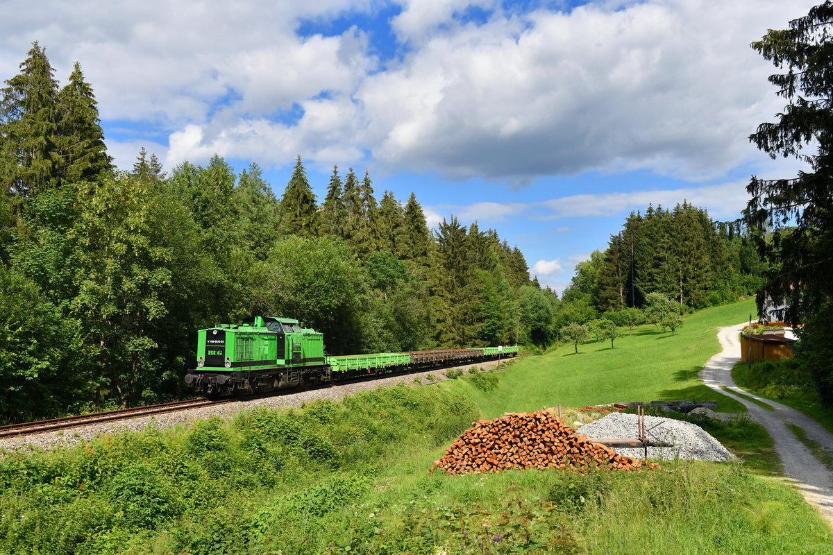 202 520 mit einem Güterzug am 20.06.2018 bei Auerbach. 