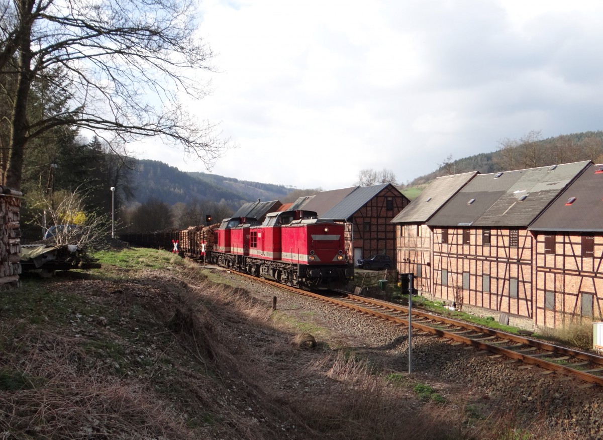 202 597-1, 202 738-1 und Schublok 202 240-8 waren am 24.03.14 mit einem Holzzug von Saalfeld nach Friesau unterwegs. Hier zusehen in Leutenberg.