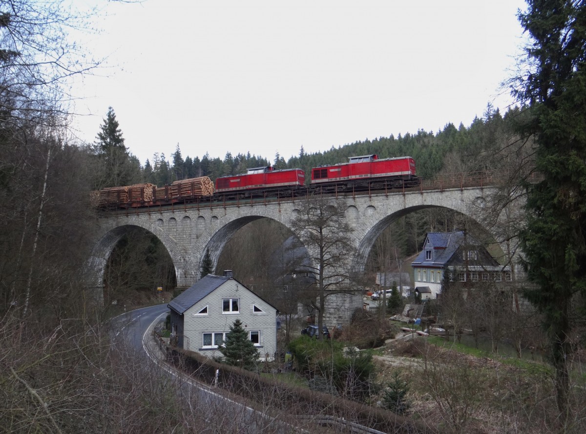 202 597-1, 202 738-1 und Schublok 202 240-8 waren am 24.03.14 mit einem Holzzug von Saalfeld nach Friesau unterwegs. Hier zusehen in Wurzbach.