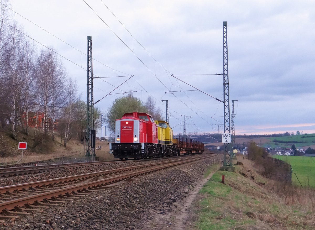 202 743-1 und 202 481-8 der RIS mit einem Langschienenzug zu sehen am 05.04.16 bei Hof/Saale.