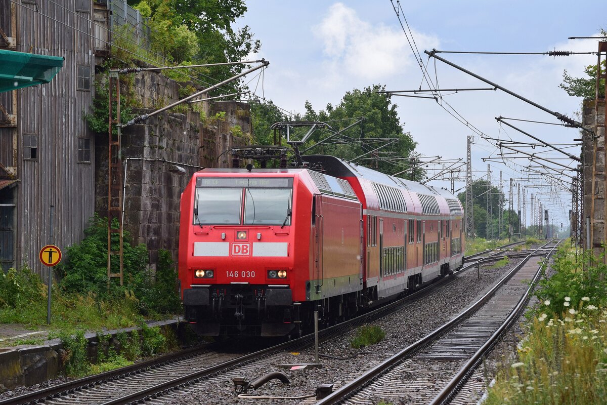 2020 kamen erstmals wieder seit 2016 Lok bespannte Nahverkehrszüge auf die Strecke Magdeburg - Dessau zum Einsatz aufgrund von Fahrzeugmangel. So erreicht die ehemalige NRWlerin 146 030 mit ihrem Zug den Halt Güterglück.

Güterglück 20.07.2020