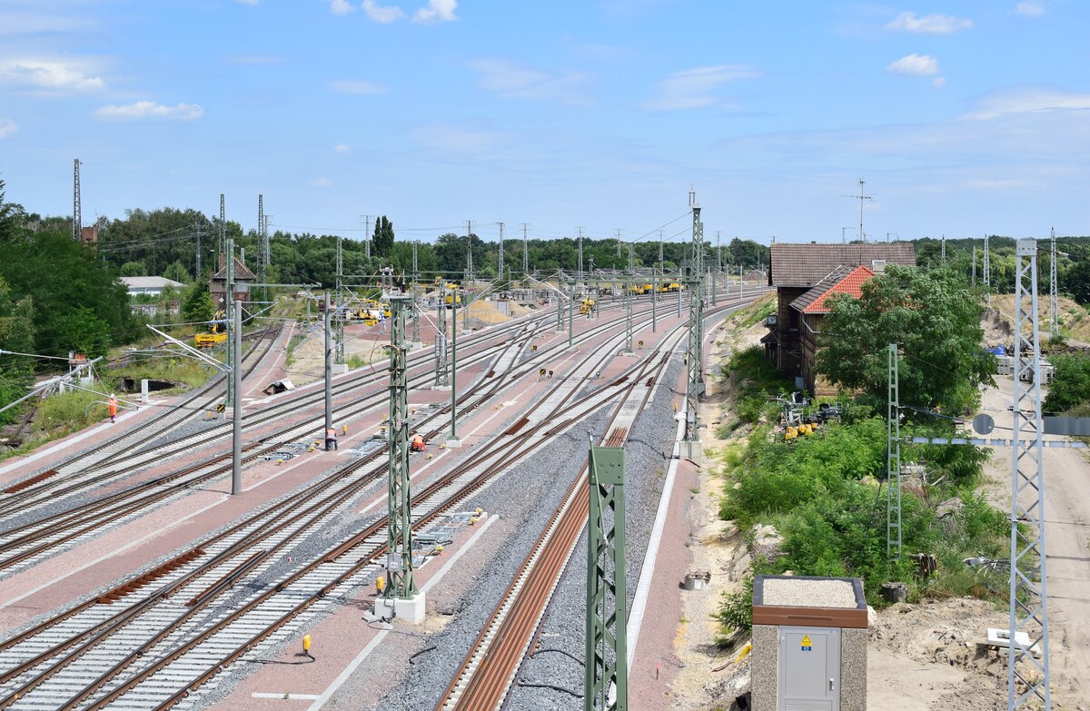2020 wurde der Knotenpunkt Meinsdorf/Roßlau umgebaut. Dazu wurde auch der ehemalige Güterbahnhof Roßlau wieder teilweise in Betrieb genommen und wieder Abstellgleise eingebaut. Blick von der Brücke Streetzer Weg. Ein Vergleichsbild von 2018 gibt es hier: https://www.bahnbilder.de/bild/deutschland~strecken-kbs-200-299~207-berlin-wiesenburg-rosslau-dessau/1219762/blick-auf-den-alten-rangierbahnhof-rosslau.html

Roßlau 24.07.2020