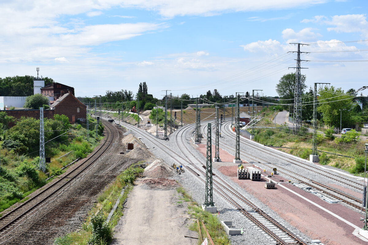 2020 wurde der Knotenpunkt Meinsdorf/Roßlau umgebaut. Dazu wurde auch der ehemalige Güterbahnhof Roßlau wieder teilweise in Betrieb genommen und wieder Abstellgleise eingebaut. Blick von der Brücke Steetzer Weg auf die Strecken links von Dessau kommend und rechts von Rodleben kommend. Ein Vergleichsbild von 2018 gibt es hier: https://www.bahnbilder.de/bild/deutschland~strecken-kbs-200-299~207-berlin-wiesenburg-rosslau-dessau/1219761/blick-auf-die-einstige-einfahrt-aus.html

Roßlau 24.07.2020