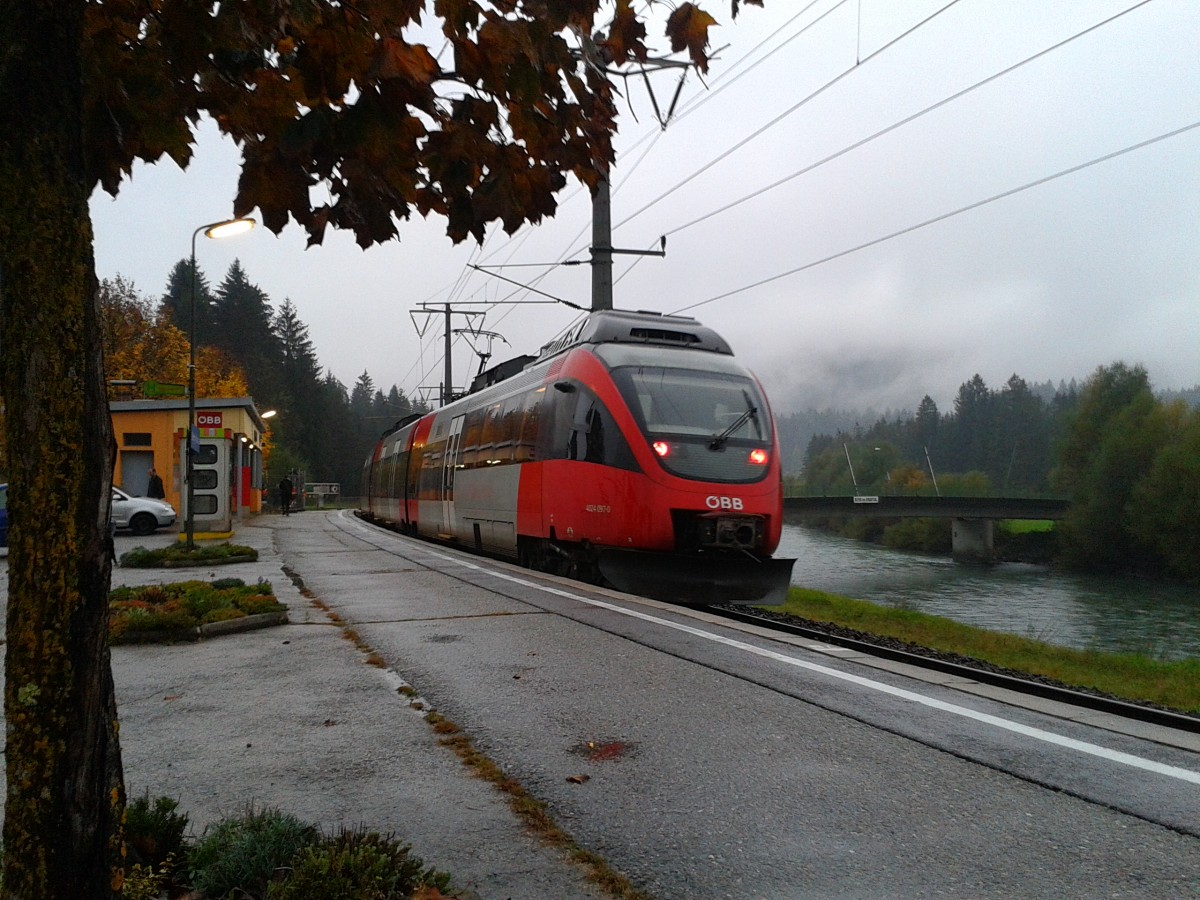 2024 097-0 als R 4260 (Lienz - Friesach) am 13.10.2015 bei der Abfahrt in Berg im Drautal.
