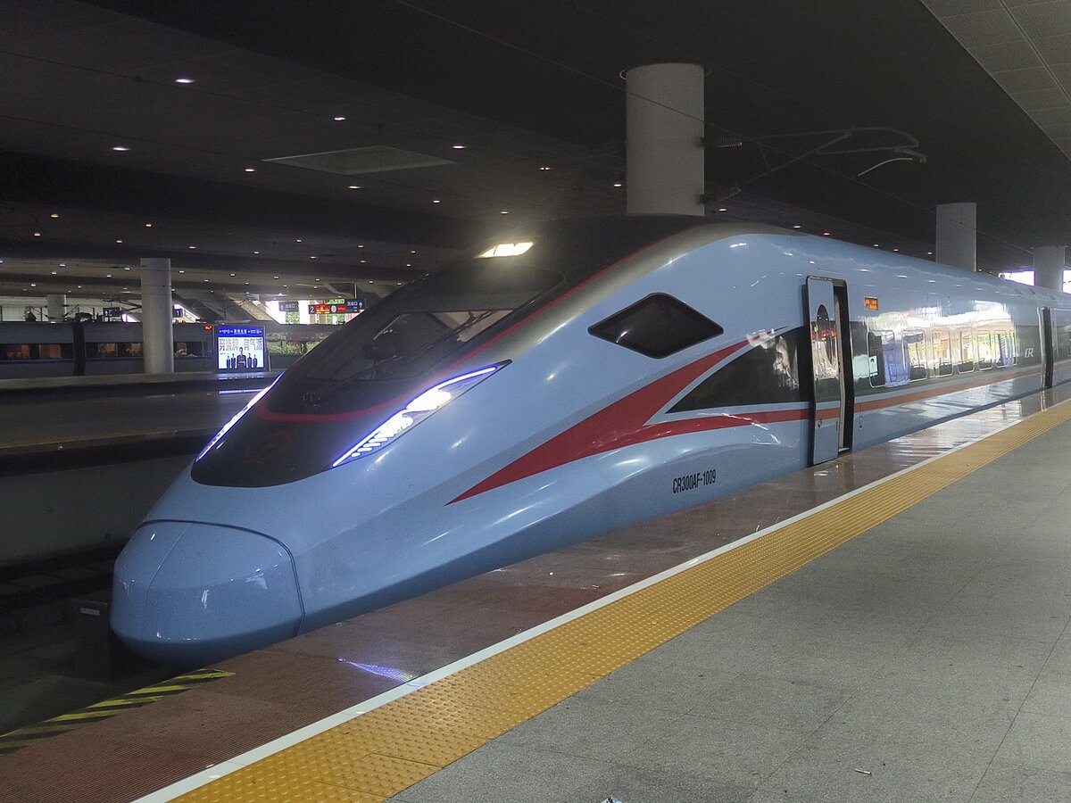 2024.07.20,CR300AF 1009, ShenZhen North station. CR300 series was a rare face as it was a smaller fleet with a small number of common component with the earlier, faster CR400 series, causing a step back on standardlization effort, especially when CRRC developing multiple slower EMUs for IC/IR services anyway. Interestingly, 1009 was marked as from CR GuangZhou's SanYa Depot---all the way across channal on HaiNan Island! As the famous train ferry was not designed for HSR EMUs (and will NOT carry train anymore after the line on mainland side upgrade to HSR), god knows how and why 1009 appeared in SZ North...
///
2024.07.20,CR300AF 1009, ShenZhen Nordbahnhof. Die CR300-Serie war ein seltenes Gesicht, da es sich um eine kleinere Flotte mit einer geringen Anzahl gemeinsamer Komponenten mit der früheren, schnelleren CR400-Serie handelte, was zu einem Rückschritt bei den Standardisierungsbemühungen führte, insbesondere als CRRC ohnehin mehrere langsamere EMUs für IC/IR-Dienste entwickelte. Interessanterweise war 1009 als vom CR GuangZhou's SanYa Betriebshof kommend gekennzeichnet - den ganzen Weg über den Kanal auf HaiNan Island! Da die berühmte Zugfähre nicht für HSR-EMUs ausgelegt ist (und nach der Umrüstung der Strecke auf der Festlandsseite auf HSR auch keine Züge mehr befördern wird), weiß Gott, wie und warum 1009 in SZ Nord auftauchte...