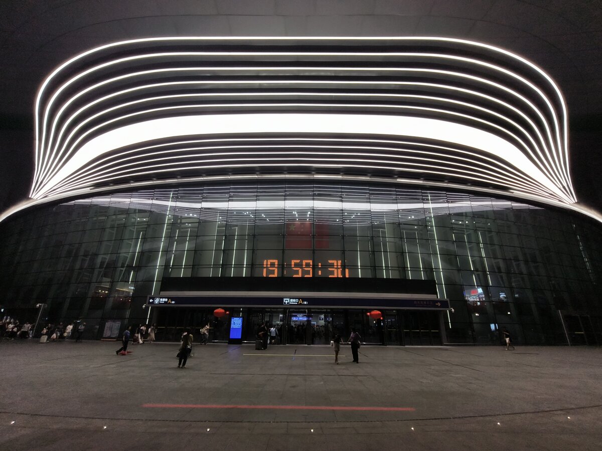 2024.10.06, HuMen Station. DongGuan city was an interesting area where there was a lack of common identity as citizen. Rather, many consider themselves belong to one of the 30+ townships. Luckily in the fight for identity, HuMen got the upperhand as it stationed on the core HSR line in the area, the GuangZhou-ShenZhen-HongKong HSR.
///
2024.10.06, HuMen Station. Die Stadt DongGuan war ein interessantes Gebiet, in dem es keine gemeinsame Identität als Bürger gibt. Vielmehr sehen sich viele als Angehörige einer der über 30 Gemeinden. Glücklicherweise hat HuMen im Kampf um die Identität die Oberhand gewonnen, da es an der wichtigsten Hochgeschwindigkeitsstrecke in der Region liegt, nämlich der Schnellfahrstrecke GuangZhou-ShenZhen-HongKong.