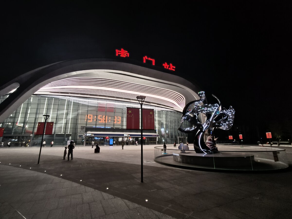 2024.10.06, HuMen Station. HuMen “Tiger Gate” was where China destroy illegal opium seized from British, and was the fort that went down as British invaded, the starting point of a century of miserable life. Today, it surived as a township under DongGuan City, a city that was made up by towns left out by Provincial Capital GuangZhou, and the Special Economic Zone ShenZhen.
///
2024.10.06, HuMen Station. HuMen, das  Tigertor , war der Ort, an dem China das von den Briten beschlagnahmte illegale Opium vernichtete, und die Festung, die beim Einmarsch der Briten unterging, war der Ausgangspunkt für ein Jahrhundert des Elends. Heute ist es eine Gemeinde von DongGuan City, einer Stadt, die aus den von der Provinzhauptstadt GuangZhou ausgelagerten Orten und der Sonderwirtschaftszone ShenZhen gebildet wurde.