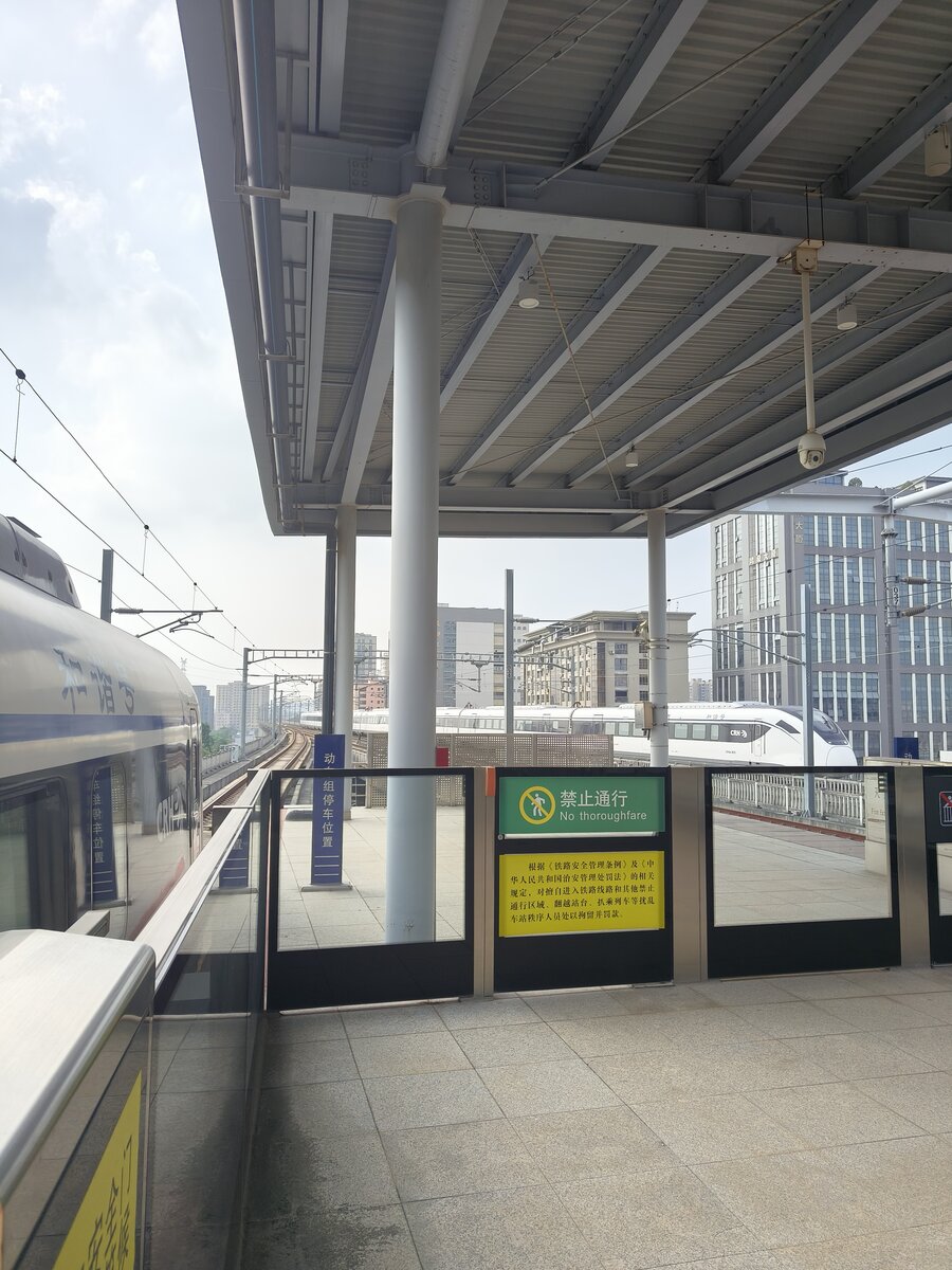 2024.10.11, 2 unidentified CRH6A, ChangAn West Station. Pay attention to the livery and compare to the CRH6A running on GuangZhou-ShenZhen Railway---this variant here lack of yellow strips indicating it was all 2nd class. GuangZhou-ShenZhen ICR had multiple station with avoiding line to allow through train pass---but at this stage with the low number of trains it was not very useful.
///
2024.10.11, 2 nicht identifizierte CRH6A, ChangAn West Station. Achten Sie auf die Lackierung und vergleichen Sie sie mit den CRH6A, die auf der GuangZhou-ShenZhen Railway verkehren---dieser Variante hier fehlen die gelben Streifen, die darauf hinweisen, dass es sich um 2. Klasse handelt. GuangZhou-ShenZhen ICR hatte mehrere Bahnhöfe mit Ausweichgleisen, um die Durchfahrt von Zügen zu ermöglichen--aber in dieser Phase mit der geringen Anzahl von Zügen war das nicht sehr nützlich.