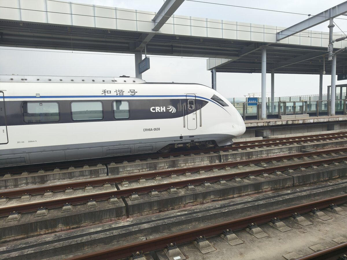 2024.10.11, CRH6A 0638, PRDIR FuHai West Station. 0638 belongs to GuangZhou-ZhuHai IC Co.Ltd., company owned 50:50 between CR and GuangDong Prov. As typical arrangement, CR borrowed/acquired these stock from GZZH IC Co.Ltd. to operate service for them. GuangZhou-ShenZhen ICR was exactly the reason why CRH6 series were introduced---but shame that the line itself still didn't get enough services for proper use.
///
2024.10.11, CRH6A 0638, PRDIR FuHai West Station. 0638 gehört der GuangZhou-ZhuHai IC Co.Ltd., einem Unternehmen, das sich zu 50:50 im Besitz der CR und der Provinz GuangDong befindet. Wie üblich hat die CR diese Züge von der GZZH IC Co.Ltd. geliehen/erworben, um sie für sie zu betreiben. GuangZhou-ShenZhen ICR war genau der Grund, warum die CRH6-Serie eingeführt wurde - schade nur, dass die Linie selbst noch immer nicht genügend Dienste für eine ordnungsgemäße Nutzung erhielt.