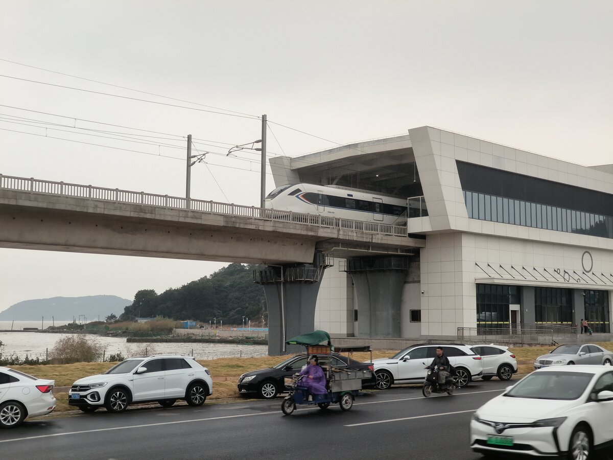 2024.11.10, SanZao East Station, ZhuHai Airport ICR. CRH6A-A 0647 of CR GuangZhou from GuangZhou-ZhuHai ICR Depot dash out of S.Z.E. station.
///
2024.11.10, SanZao East Station, ZhuHai Airport ICR. CRH6A-A 0647 der CR GuangZhou aus dem GuangZhou-ZhuHai ICR Depot verlässt den S.Z.E. Bahnhof.