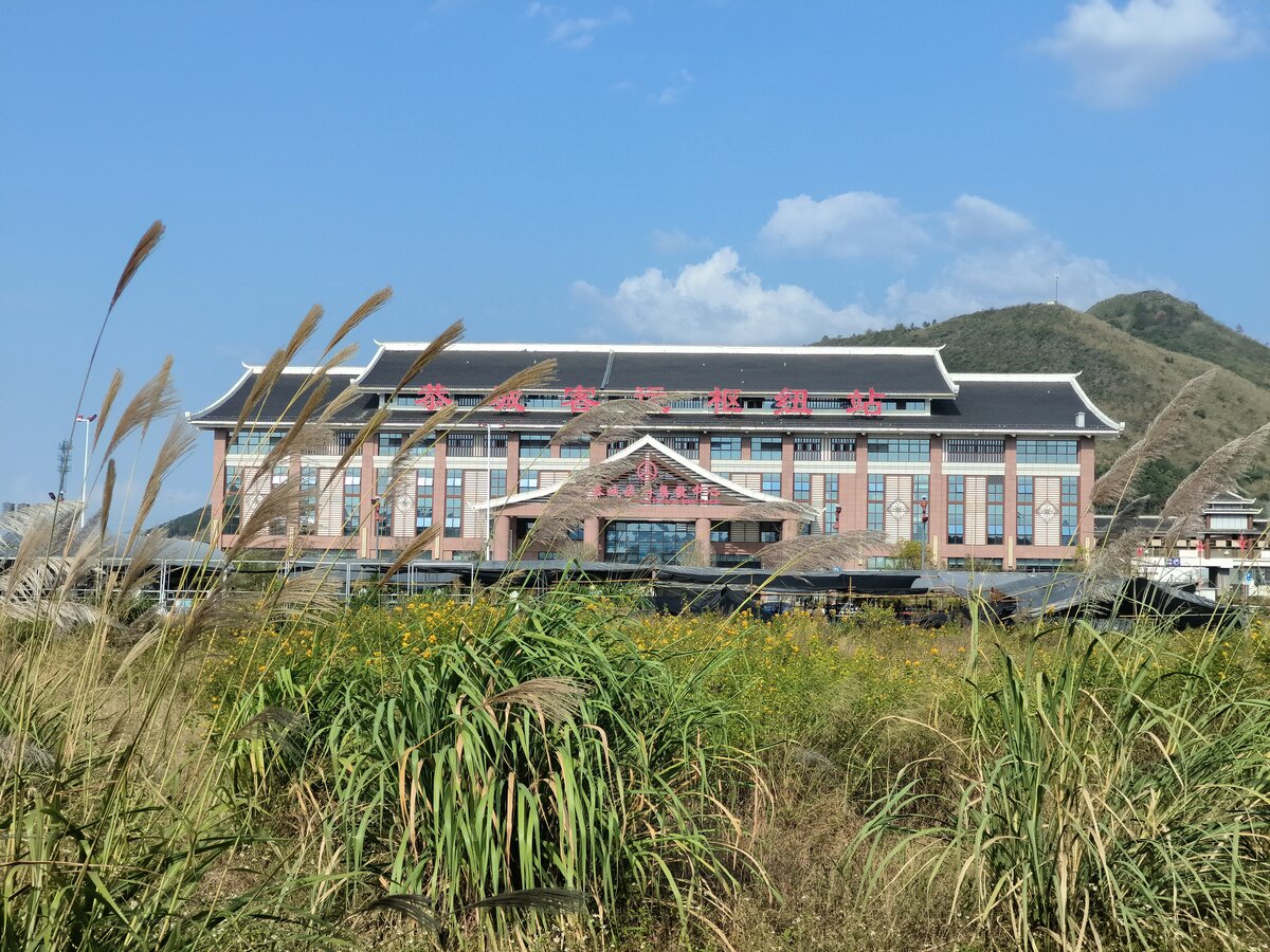 2024.11.16, GongCheng Bus Terminal, next to GongCheng Station. Technically not  the  railway station, but this mega size bus station was the only hope of public transport in this mountain rural county other than driving or internet taxi. Surprisingly, there IS bus service, unsure if it was the county/city/province providing the service though.
///
2024.11.16, Busbahnhof GongCheng, neben dem Bahnhof GongCheng. Technisch gesehen ist das nicht „der“ Bahnhof, aber dieser riesige Busbahnhof war die einzige Hoffnung auf öffentliche Verkehrsmittel in diesem ländlichen Bergland, abgesehen von Autofahren oder Internet-Taxis. Überraschenderweise gibt es einen Busdienst, wobei ich mir nicht sicher bin, ob es der Landkreis/die Stadt/die Provinz war, die den Dienst angeboten hat.
