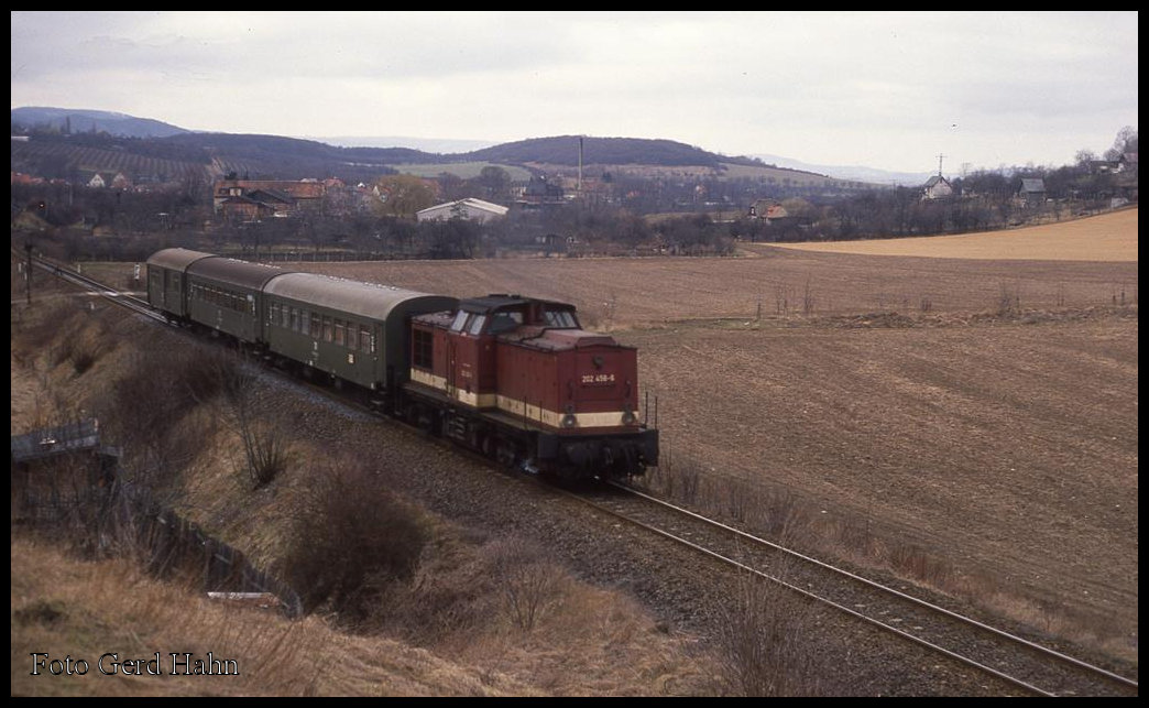 202458 mit N 8743 am 18.2.1993 bei Bad Suderode kurz vor Erreichen des Bahnhofs Gernrode.