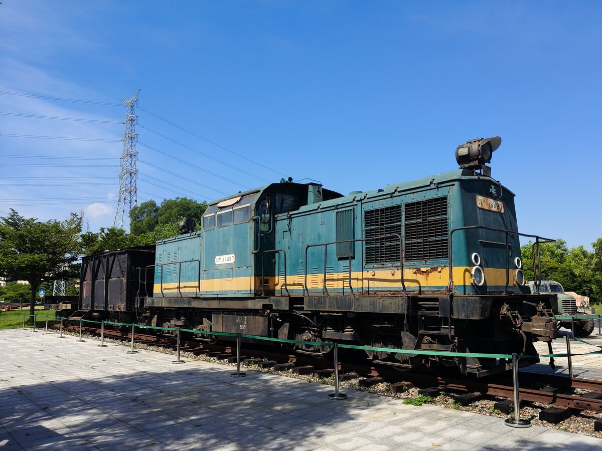 2025.08.28,NY1003 16497 of SINOPEC MaoMing Petrochemical, at MaoMing Open-pit Nature Park. MaoMing, for around 1 year (1958-1959), was the main source of China's own oil by digging the Oil Shale and process them---fortunately for the whole country but unfortunately for the town's industry, the DaQing Oil Field at Northern China drew their first drop of oil, this discovery almost wreck the newly born Petrochemical Industry along with the whole city that born along the Oil Shale Industry.
///
2025.08.28, NY1003 16497 von SINOPEC MaoMing Petrochemical, im MaoMing Open-pit Nature Park. MaoMing war etwa ein Jahr lang (1958–1959) die Hauptquelle für Chinas eigenes Öl, indem Ölschiefer abgebaut und verarbeitet wurde – zum Glück für das ganze Land, aber zum Unglück für die Industrie der Stadt, denn das DaQing-Ölfeld im Norden Chinas förderte seine ersten Tropfen Öl. Diese Entdeckung hätte beinahe die neu entstandene petrochemische Industrie und die ganze Stadt, die zusammen mit der Ölschieferindustrie entstanden war, ruiniert.