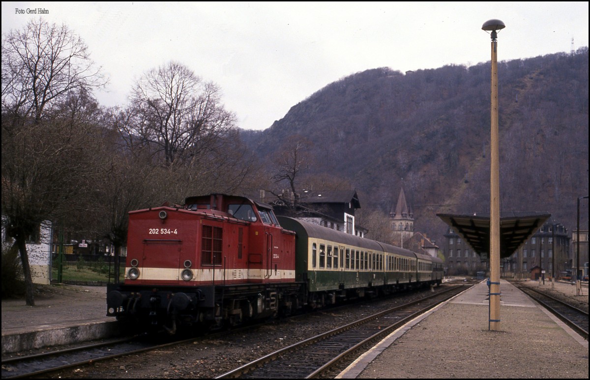 202534 mit P 19435 am 21.3.1991 um 14.20 Uhr im Bahnhof Thale. - Die im Hintergrund erkennbare Seilbahn auf den Hexentanzplatz stand zu diesem Zeitpunkt still!