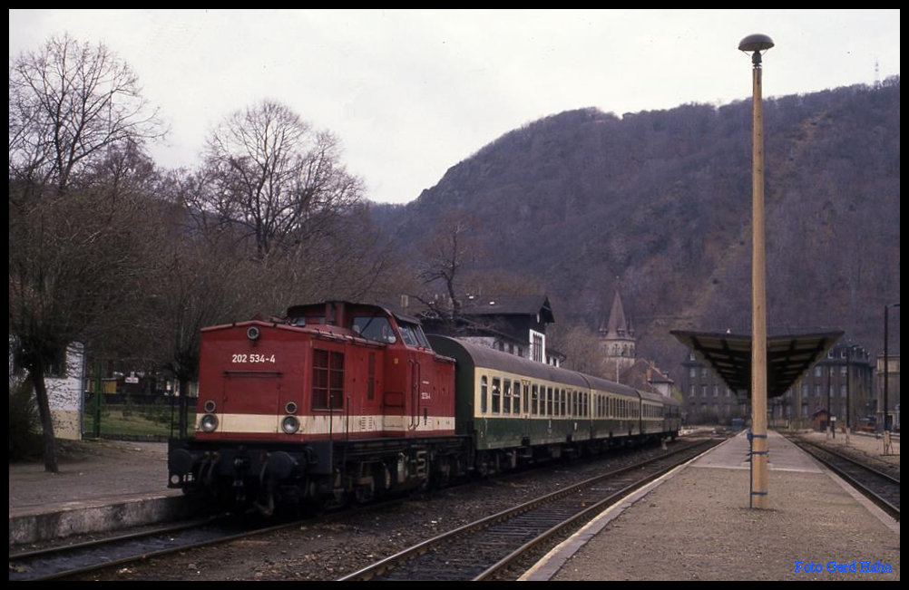 202534 steht hier am 21.3.1992 um 14.20 Uhr vor dem P 19435 im Bahnhof Thale und wartet auf Fahrgäste.