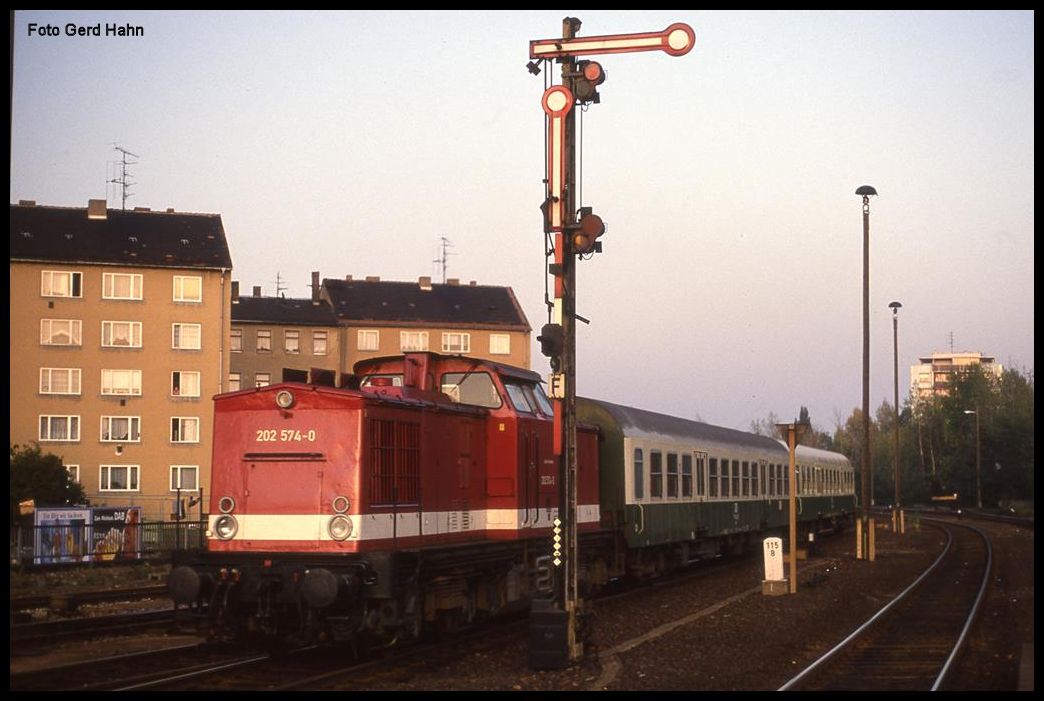 202574 erreicht am 8.10.1992 um 17.16 Uhr mit dem P aus Zwickau den oberen Bahnhof in Plauen.