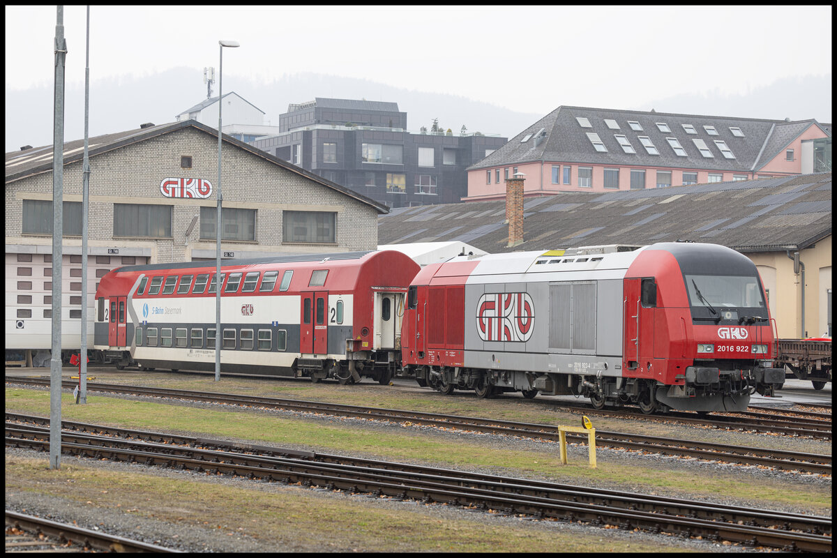 2026 922 und ein Dosto Mittelwagen abgestellt in Graz Köflacher Bahnhof am 1. 03. 2024