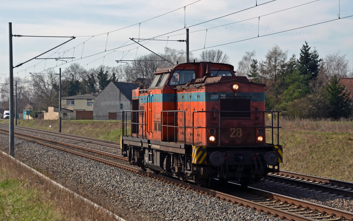 203 003 der Stahlwerke Thüringen rollte am 25.03.17 Lz durch Braschwitz Richtung Magdeburg. Sie war unterwegs zum Alstom-Werk in Stendal.