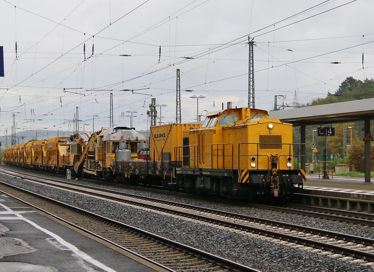 203 005-4 (V180.08) der SGL mit Bauzug in Fahrtrichtung Süden. Aufgenommen am 09.10.2014 in Eichenberg.