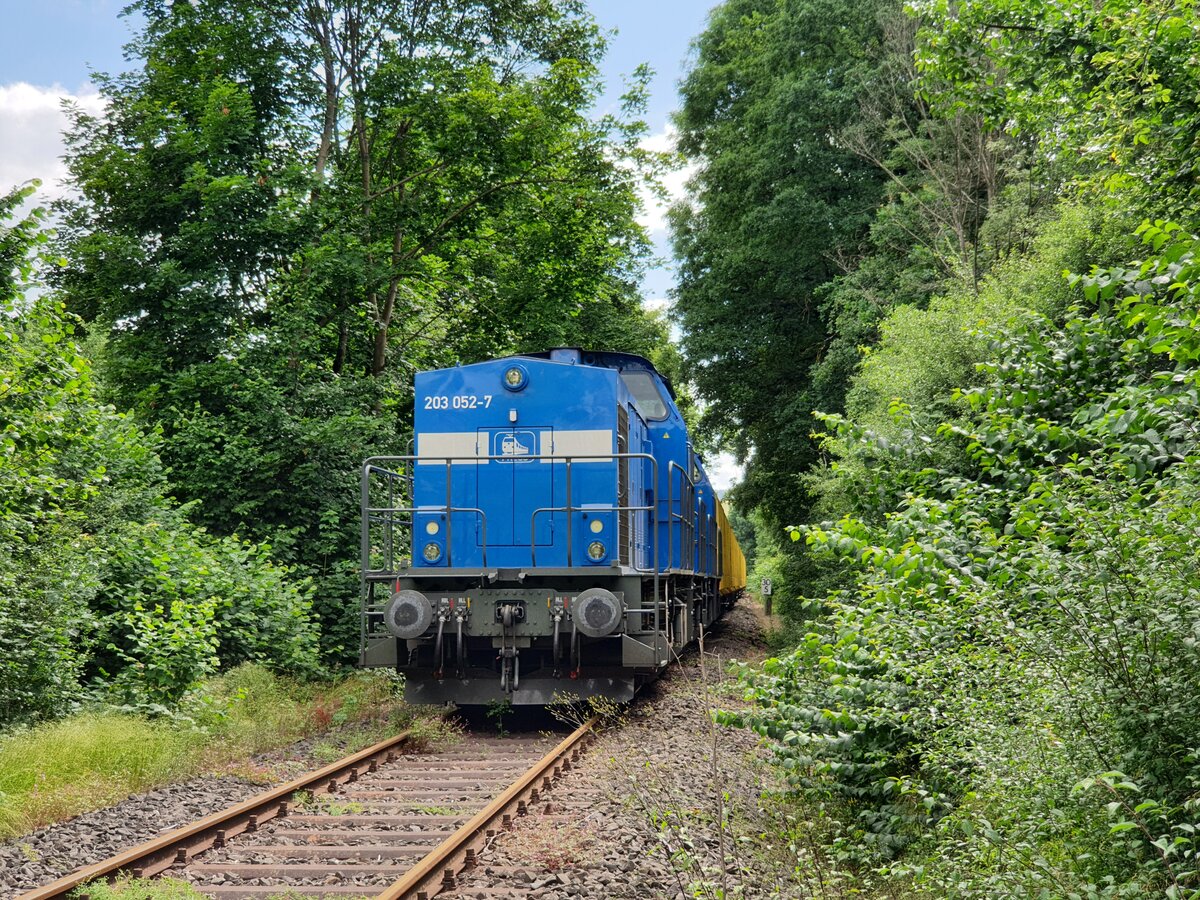 203 052-7 (92 80 1203 165-6 D-PRESS) der Pressnitztalbahn wartet mit einem Holzzug an der Holzverladestelle Breidenstein (ehem. Scheldetalbahn) auf die Abfahrt in Richtung Marburg Dahinter eigespannt ist noch 203 051-8 (92 80 1203 535-0 D-PRESS)