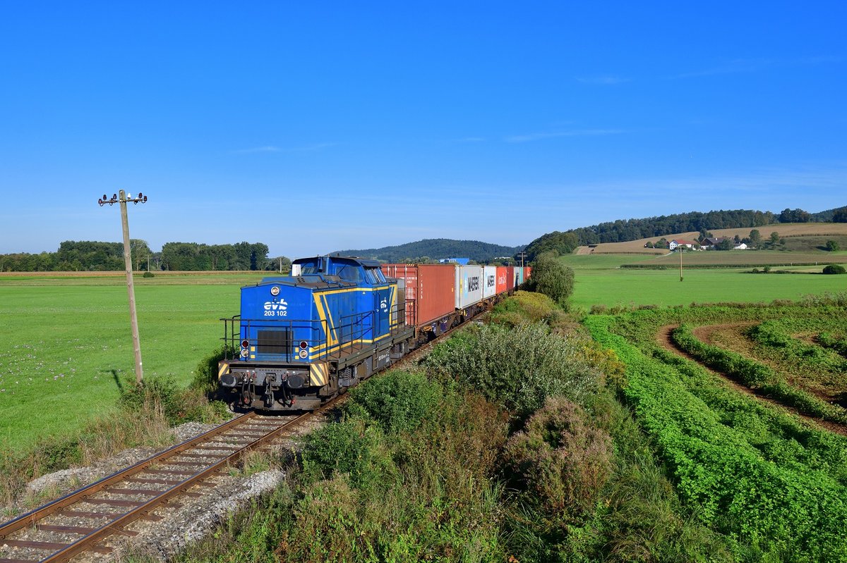 203 102 mit einem Containerzug am 15.09.2019 bei Hengersberg.