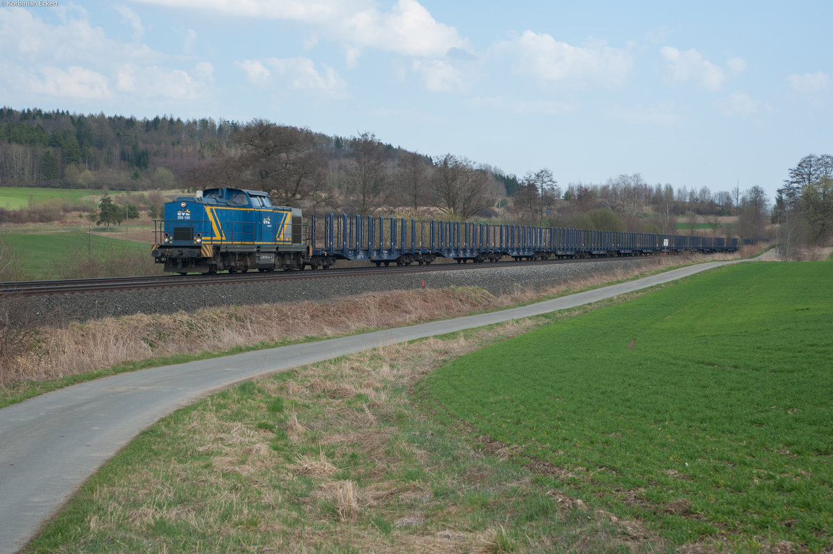 203 102 mit einem leeren Holzzug nach Schirnding bei Lengenfeld, 04.01.2017