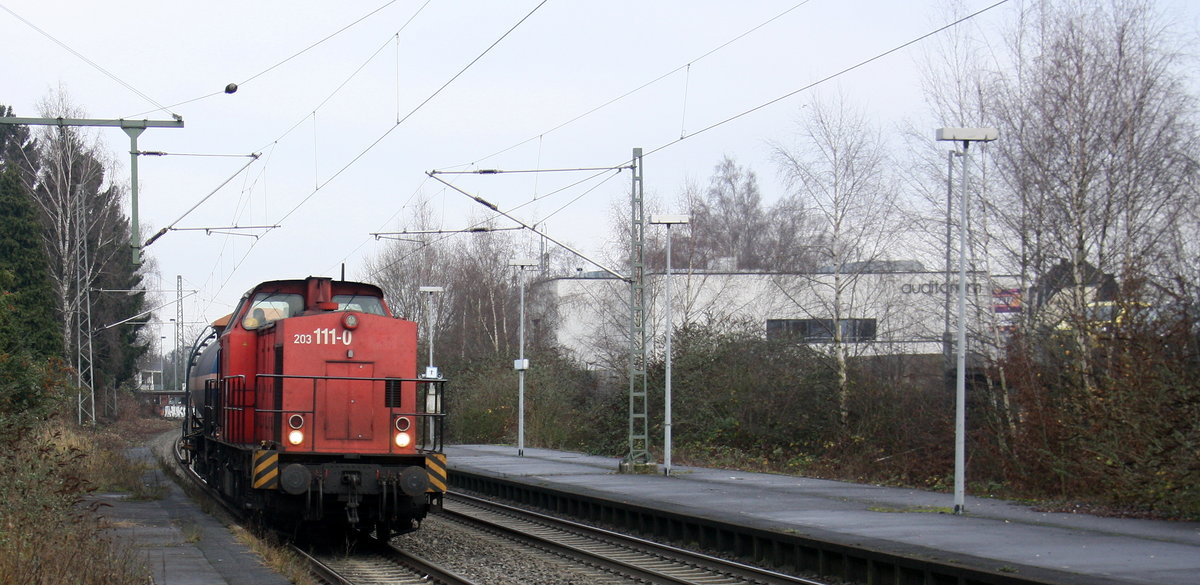 203 111-0 EBM Cargo kommt mit einem Kesselwagen aus Linn nach Aachen-West und kommt aus Richtung Neuss-Hbf,Mönchengladbach-Hbf,Rheydt-Hbf,Wickrath,Beckrath,Herrath und fährt durch Erkelenz in Richtung Baal,Hückelhoven-Baal,Brachelen,Lindern,Süggerrath,Geilenkirchen,Frelenberg,Zweibrüggen,Übach-Palenberg,Rimburg,Finkenrath,Hofstadt,Herzogenrath, Kohlscheid,Richterich,Laurensberg,Aachen-West. 
Aufgenommen vom Bahnsteig 1 in Erkelenz. 
Bei Sonne und Wolken am Kalten Mittag vom 15.12.2016.