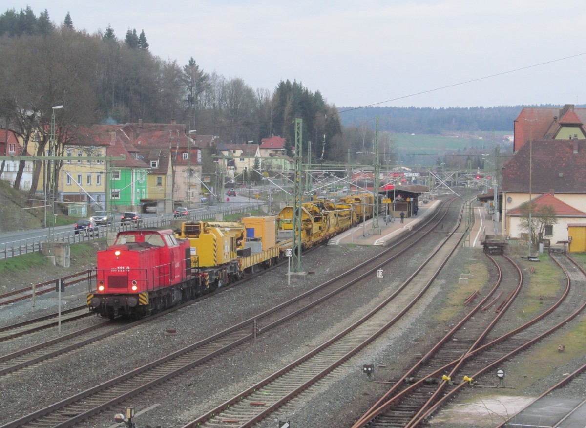 203 111-0 von EBM Cargo zieht am 27. März 2014 einen Bauzug durch Kronach in Richtung Lichtenfels.