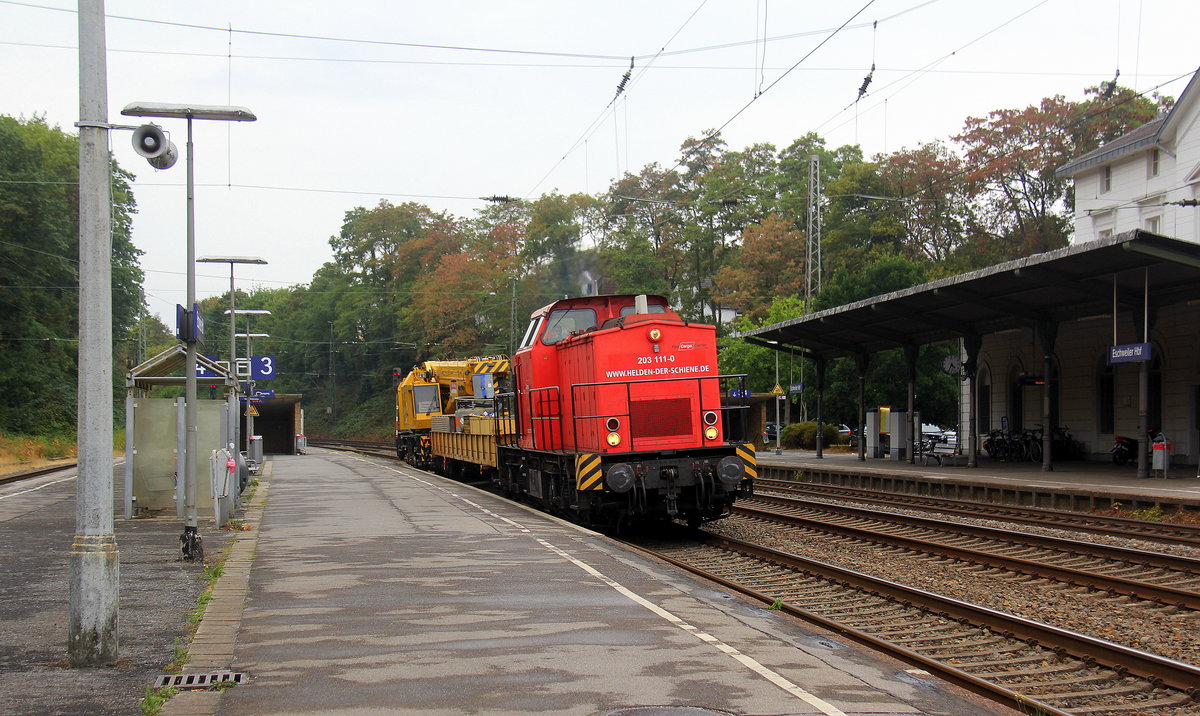 203 111-0 von Rail-Cargo-Carrier kommt mit einem Kirow-Kran 88500   von Aachen-Hbf nach Köln-Gremberg und kommt aus Richtung Aachen-West,Aachen-Schanz,Aachen-Hbf,Aachen-Rothe-Erde,Eilendorf,Stolberg-Hbf(Rheinland) und fährt durch Eschweiler-Hbf in Richtung Langerwehe,Düren,Merzenich,Buir,Horrem,Kerpen-Köln-Ehrenfeld,Köln-West,Köln-Süd. 
Aufgenommen vom Bahnsteig 3 von Eschweiler-Hbf.
Bei Regenwolken am Nachmittag vom 14.8.2018.