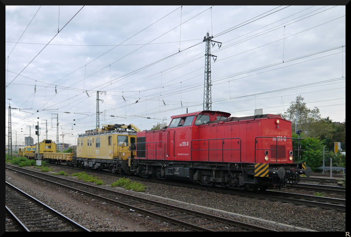203 111-0 berfhrt einen Zug bestehend aus dem Tunnelinstandhaltungsfahrzeug (TIF) 705 001-6 (das einzige Exemplar dieser Baureihe), einem Schienenkran und einer Gleisstopfmaschine.
(Mannheim, 03.10.2013)