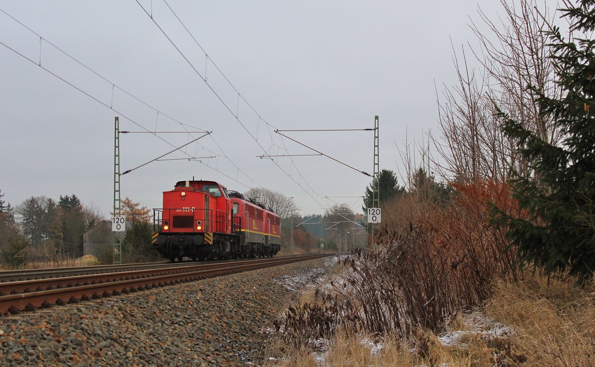 203 111, 140 003 und 140 070 (EBM) Tfz 92846 am 07.12.16 zu sehen in Oberjößnitz.