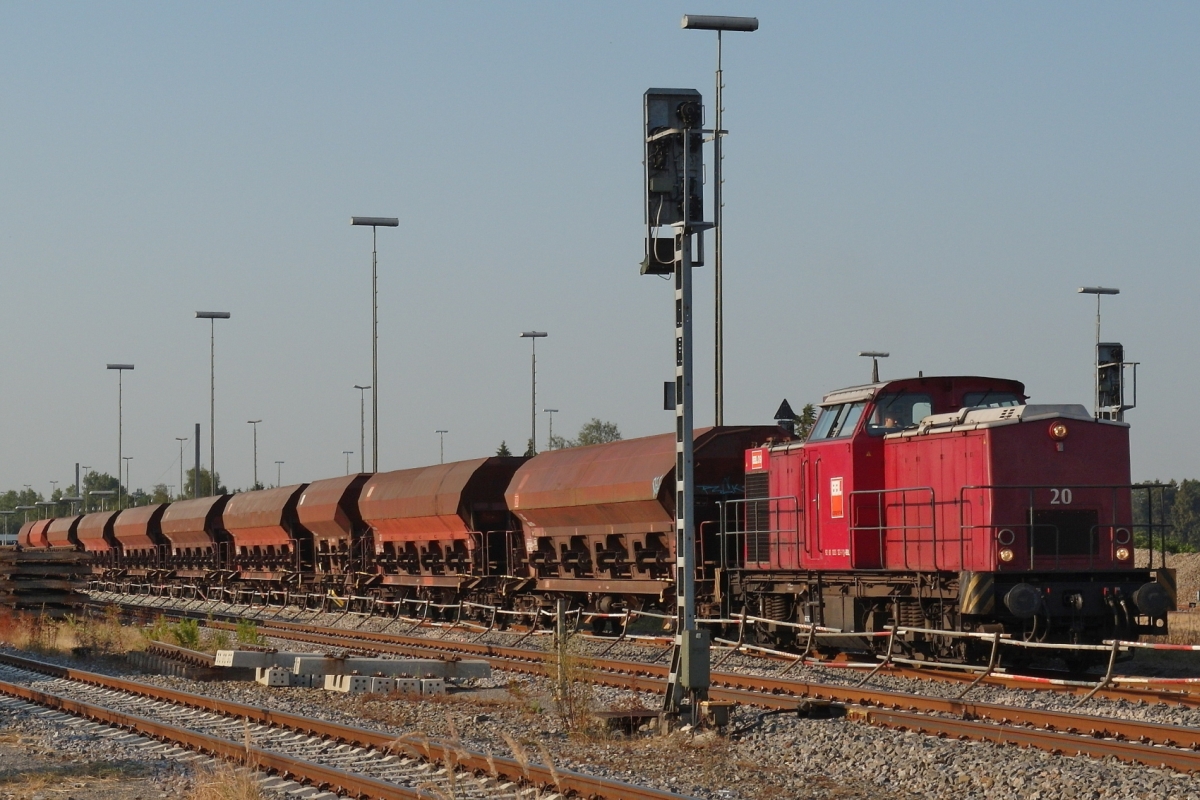 203 112-7, Lok Nr. 20 der BBL Logistik mit Schüttgutwagen der Gattungen Facs und Fcs, befüllt mit Gleisschotter, am 02.07.2015 im Bahnhof von Aulendorf. Aufnahmestandort war der zwischen Parkplatz und Gleis 1a liegenden Grünstreifen.