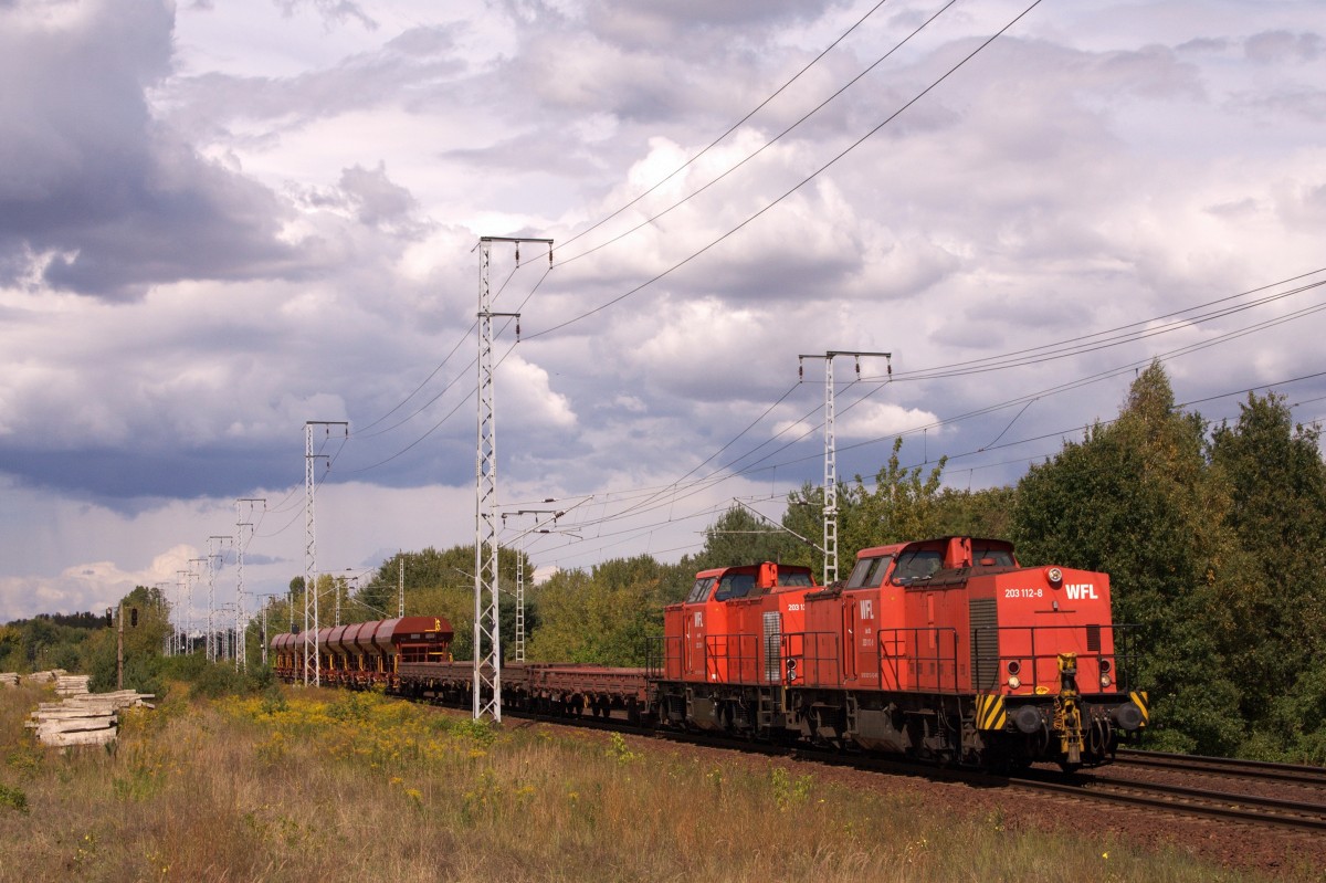 203 112-8 und 203 120-1 der WFL passieren am 27.08.2014 mit einem Leerzug den ehem. Rangierbahnhof Berlin-Wuhlheide.