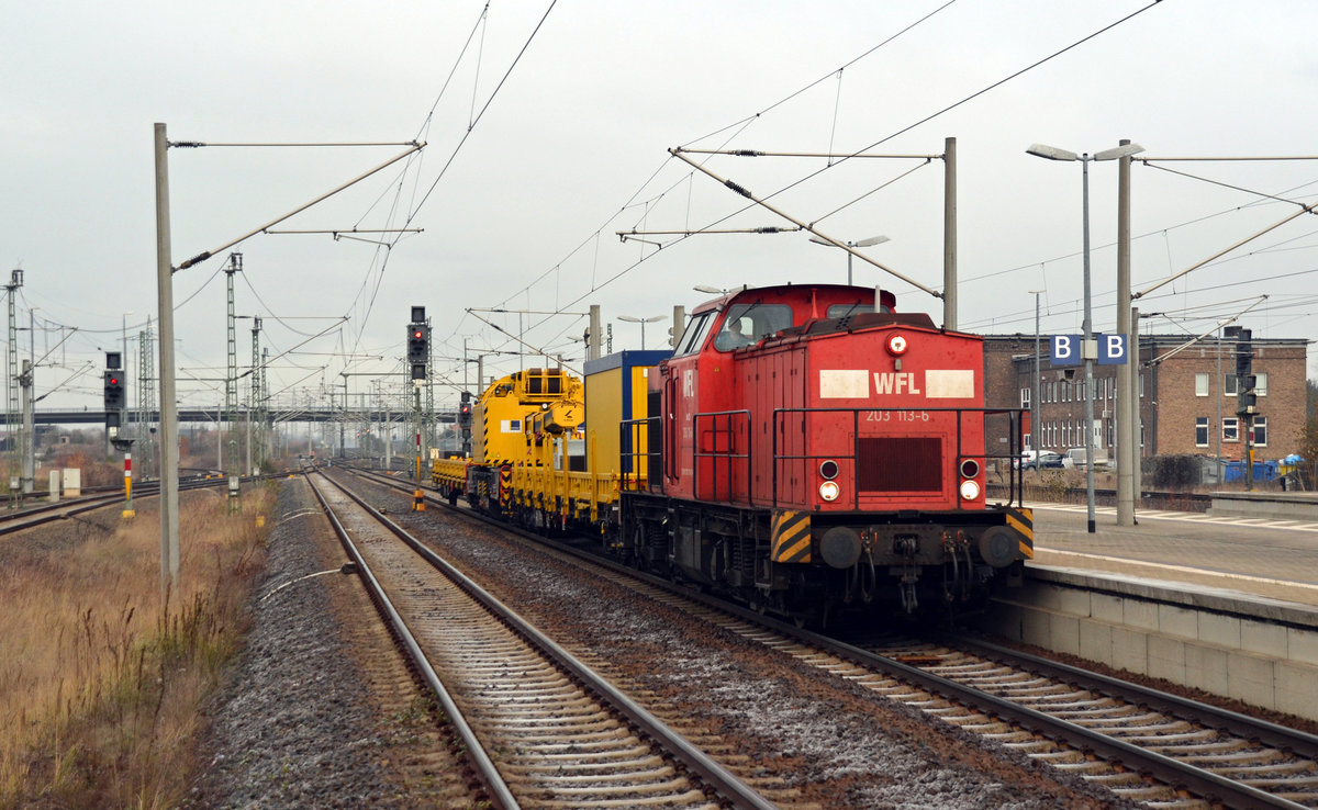 203 113 der WFL schleppte am 06.12.16 einen Kran durch Bitterfeld Richtung Leipzig.