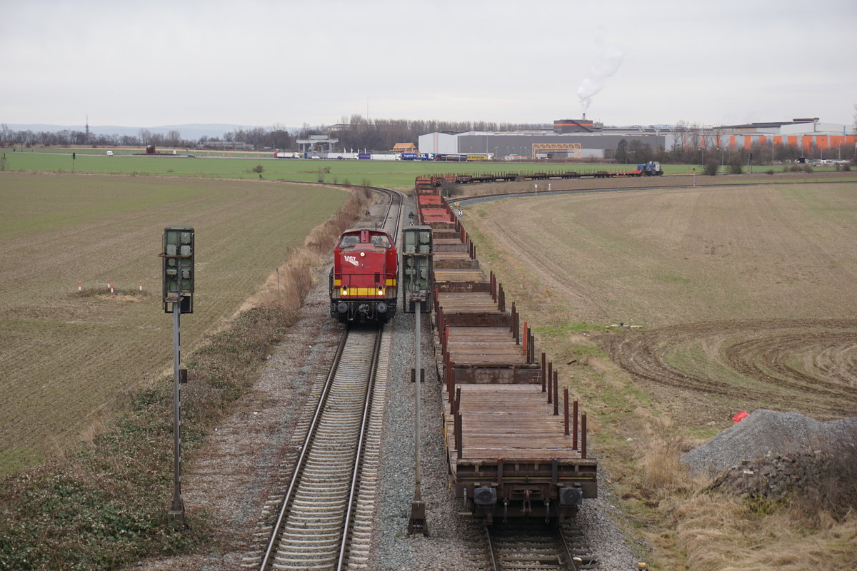 203 117 der VGT musste am 03.03.2017 in Salzgitter, nahe des VW-Werks, auf die Weiterfahrt Richtung Beddingen warten, während ein Leerzug passierte. Auf dem dortigen Güterbahnhof sollte sie einen, ich würde sagen, fabrikneuen ENO abholen. Vielleicht eine Überführung zwischen den beiden Alstom-Standorten, aus Braunschweig nach Salzgitter? - Kein Plan..