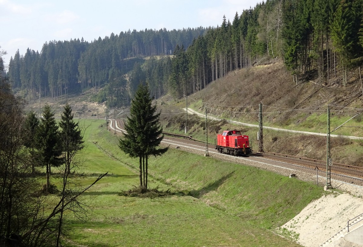 203 120-1 der WFL ist am 23. April 2015 auf der Frankenwaldbahn zwischen Förtschendorf und Steinbach am Wald unterwegs.