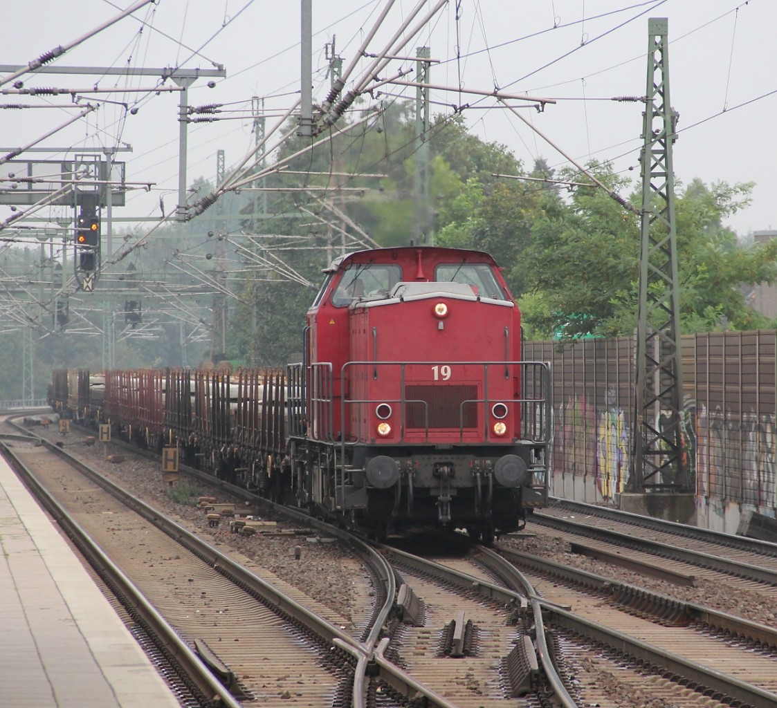 203 121-9 (BBL 19) mit Betonschwellen in Fahrtrichtung Seelze. Aufgenommen in Hannover Linden-Fischerhof am 11.09.2013.