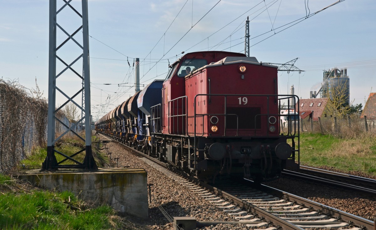 203 121 der BBL führte am 12.04.15 einen Schotterzug durch Piesteritz Richtung Wittenberg.