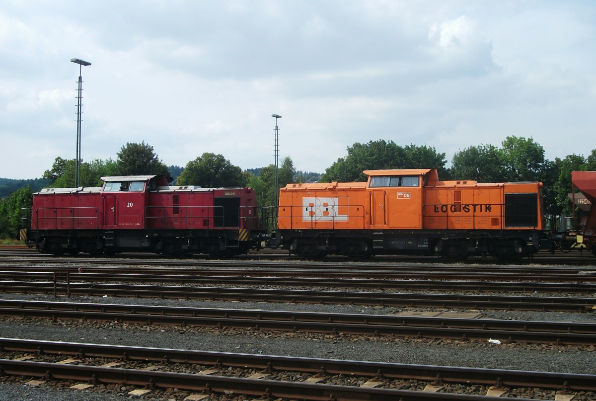 203 122 und 203 615 der BBL Logistik stehen am 24.August 2013 mit einem Schotterzug in Marktredwitz.