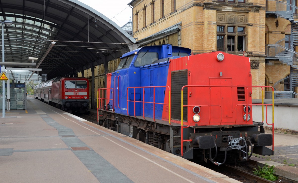 203 126 stand am 08.09.13 in Halle(S) und wartete auf die Abfahrt der vor ihr stehenden RB. Danach fuhr sie ins Regiowerk Halle(S).