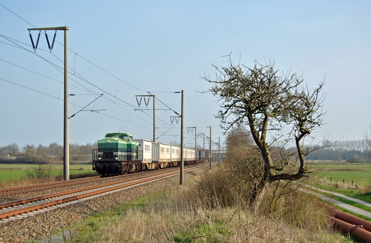 203 147-4 fuhr am 10.04.2015 mit einem Güterzug von Dörpen nach Emden, hier bei Veenhusen.