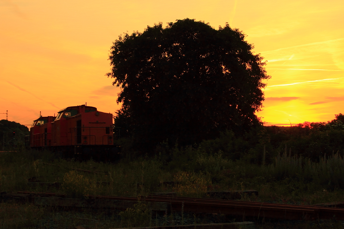 203 148-2 BBL 07 und 203 122-7 BBL 09 während des Sonnenuntergang abgestellt in Hochstadt/ Marktzeuln am 11.06.2016.