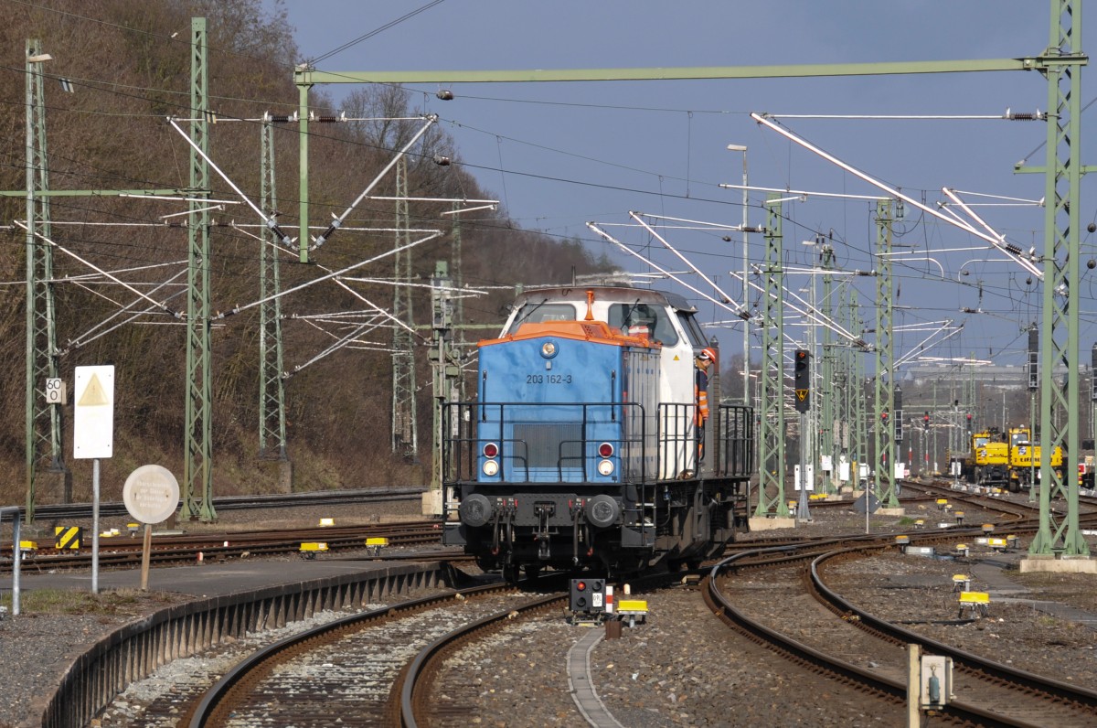 203 162-3 der Fa. Sonata Logistics hat soeben einen Bauzug nach Stolberg gebracht und fährt nun zurück in Richtung Düren. Aufnahme vom 12/03/2016 vom Bahnsteig aus.