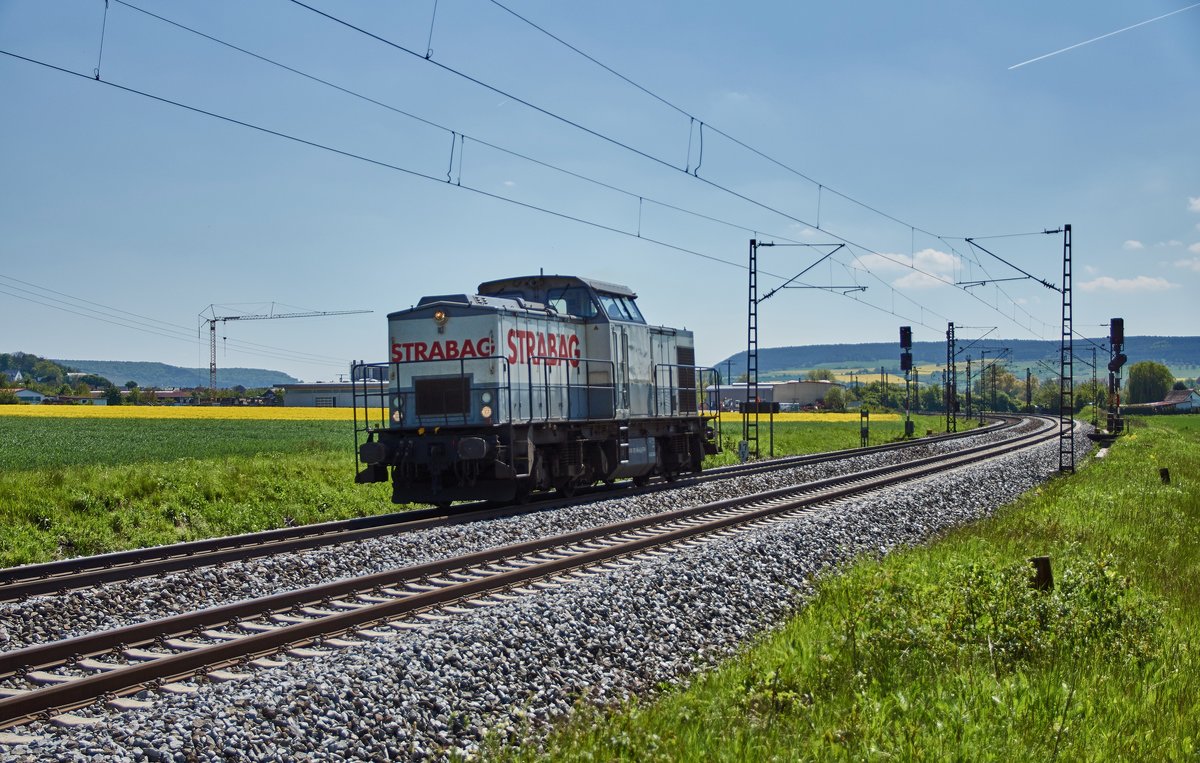203 166-4 von der STRABAG ist am 10.05.2017 in Richtung Gemünden/M. unterwegs,gesehen bei Retzbach-Zellingen.