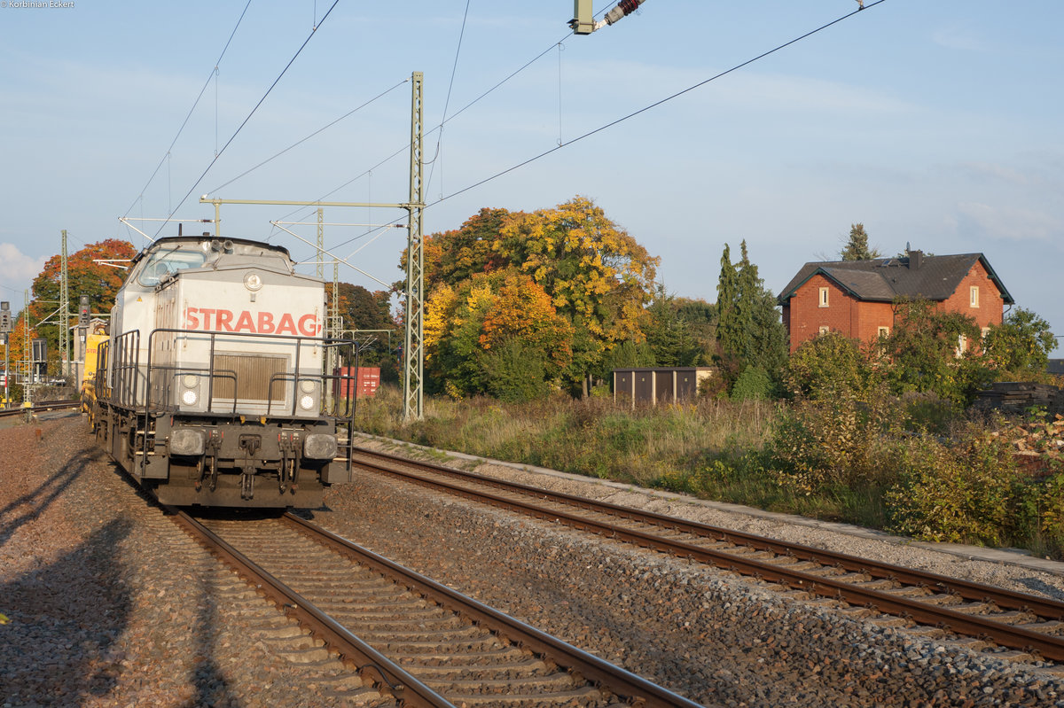 203 166-4 der STRABAG mit einem kurzen Bauzug bei Schönberg Richtung Hof, 27.09.2017