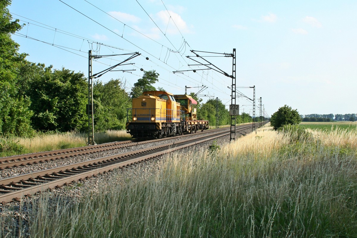 203 231 mit dem 75644 von Lrrach nach Heilbronn am Abend des 25.06.14 sdlich des Haltepunktes Buggingen.
